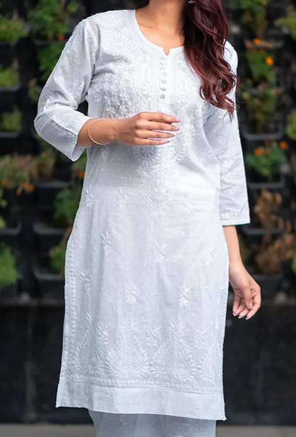 Saiyaara_White_Dobby_Cotton_Chikankari_Kurti_with_Qurashiya_Buttons