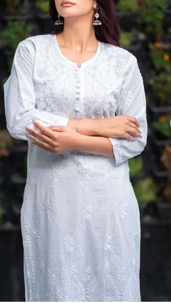 Saiyaara_White_Dobby_Cotton_Chikankari_Kurti_with_Qurashiya_Buttons