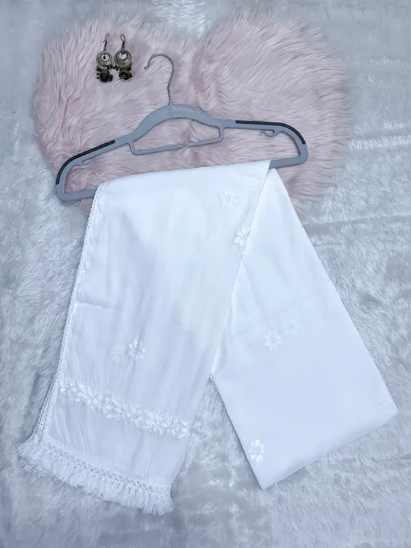 White_Chikankari_Mul_Cotton_Dupatta_with_Lace_Border