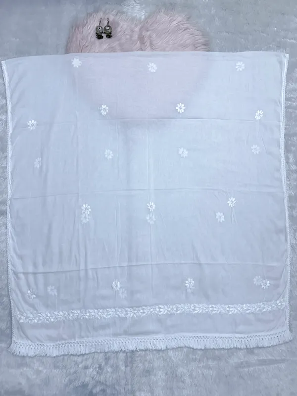White_Chikankari_Mul_Cotton_Dupatta_with_Lace_Border