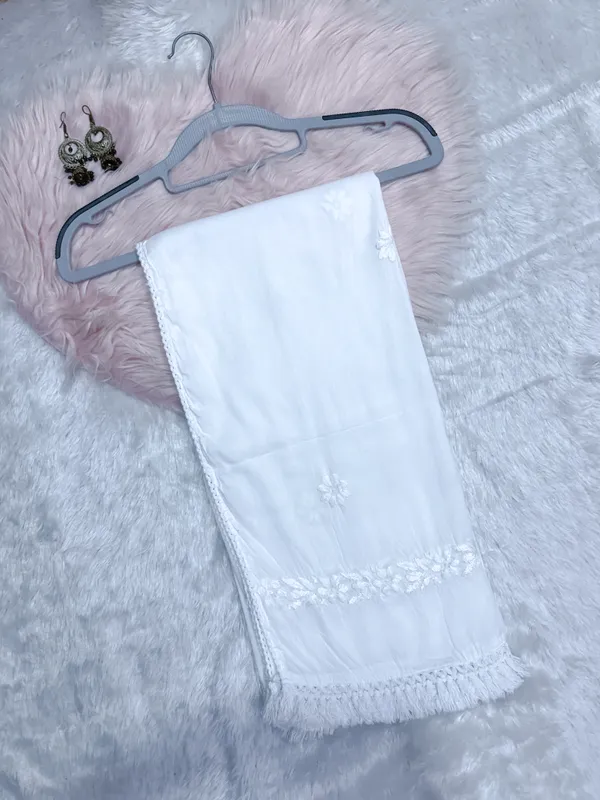 White_Chikankari_Mul_Cotton_Dupatta_with_Lace_Border