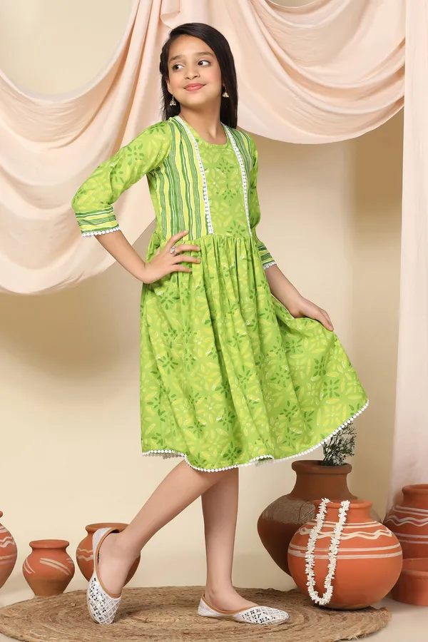Parrot_Green_Slub_Floral_Printed_Knee_Length_Dress_For_Girls
