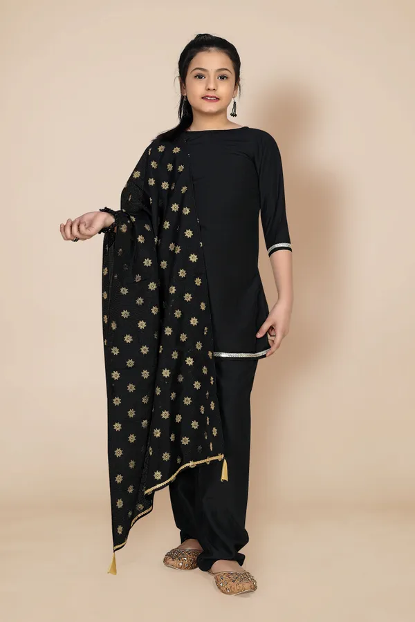 Chinnon_Solid_Kurta_Pant_And_Dupatta_Set