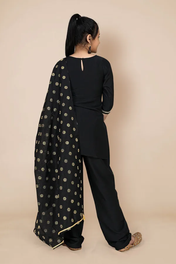 Chinnon_Solid_Kurta_Pant_And_Dupatta_Set