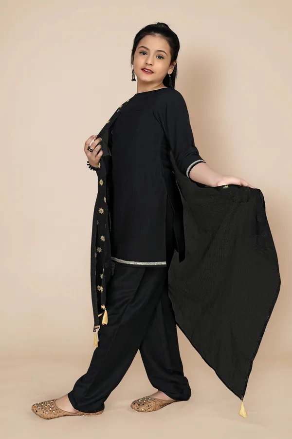 Chinnon_Solid_Kurta_Pant_And_Dupatta_Set