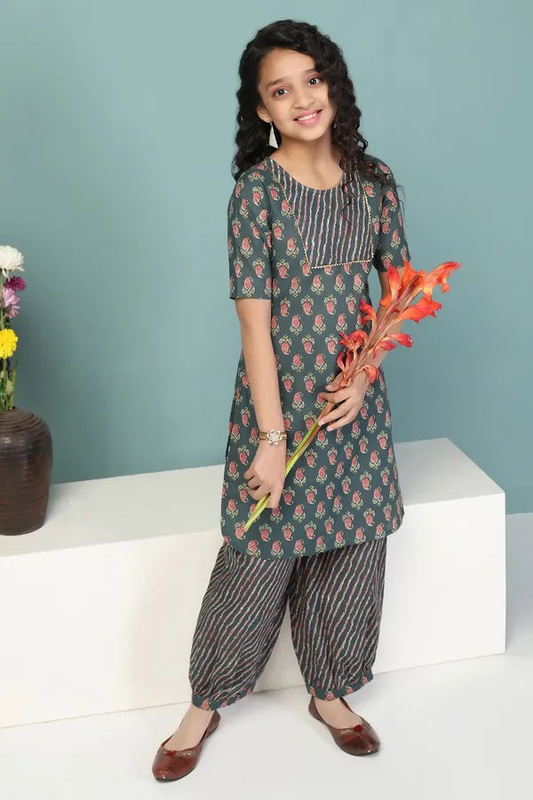 Green_Cotton_Paisley_Printed_Cotton_Kurta_With_Trouser_Set_For_Girls