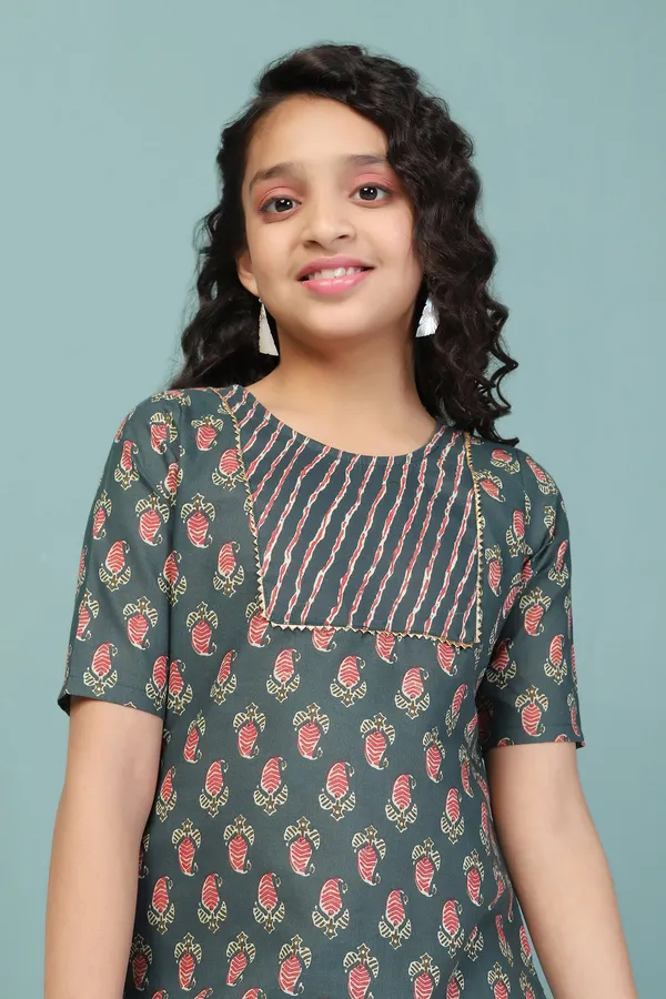 Green_Cotton_Paisley_Printed_Cotton_Kurta_With_Trouser_Set_For_Girls