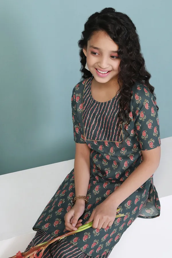 Green_Cotton_Paisley_Printed_Cotton_Kurta_With_Trouser_Set_For_Girls