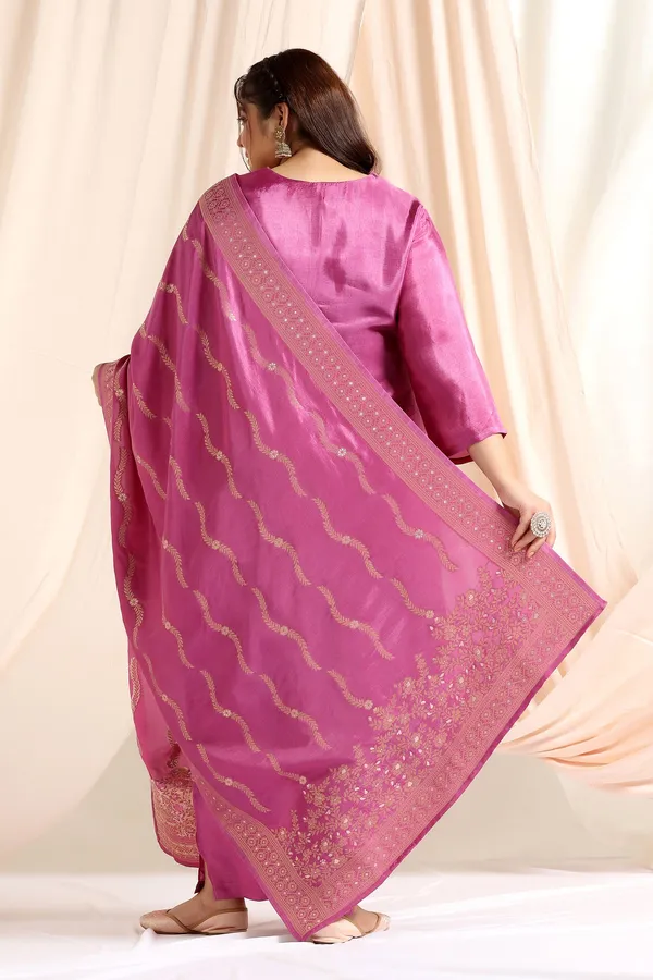 Lilac_Plus_Size_Lilac_Dola_Silk_Jacquard_Work_Kurta_Set_With_Dupatta_For_Women