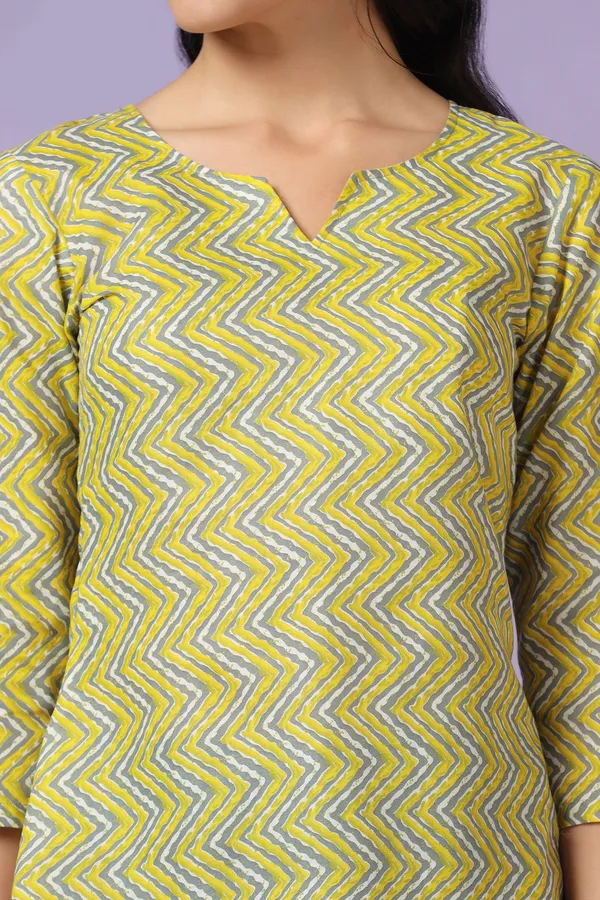 Yellow_Chevron_Print_Straight_Tunic_Top_For_Women