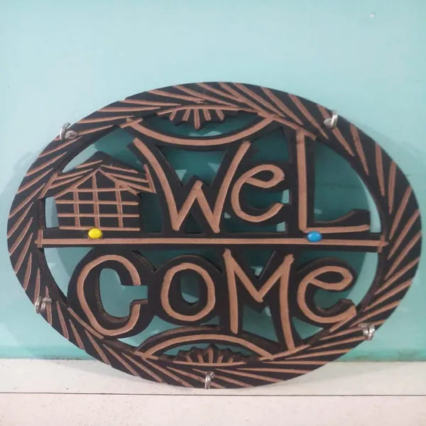 Black_Handcrafted_Wall_Hanging_Wooden_Round_Welcome_Design_Key_Hanger_Stand