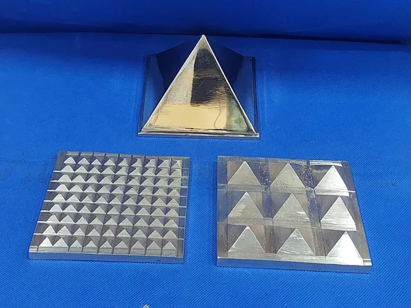 207_-_BRASS_PYRAMID_SET_(_ONE_X_NINE_X_EIGHTY_ONE_)_THREE_LAYER_(_4_inch_)