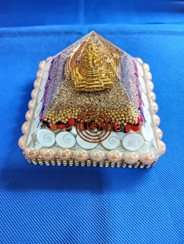 GOMTI_CHAKRA_CRYSTAL_PYRAMID