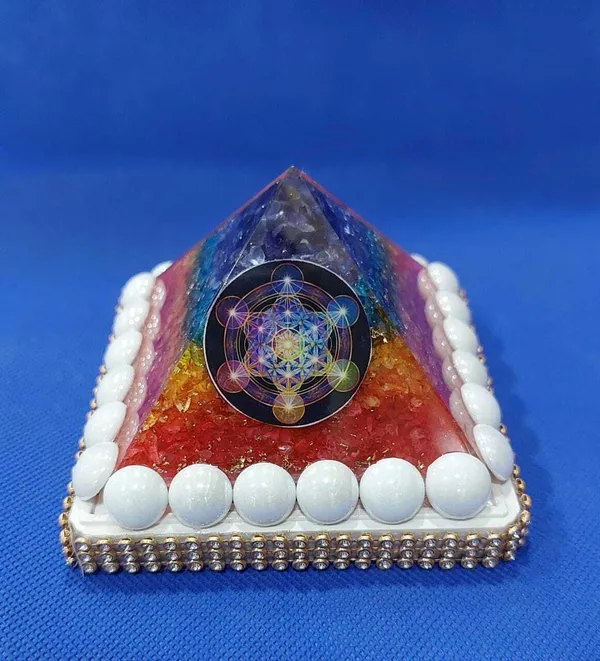 Multicolor_Seven_Chakra_Crystal_Pyramid_-_For_Reiki_Healing,_Feng_Shui,_Vastu_Crystal_Yantra