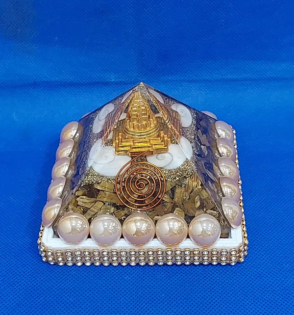 Multicolor_Shree_Yantra_Gomti_Crystal_Pyramid_For_Good_Health_And_Prosperity_Decorative_Showpiece_-_3_Cm