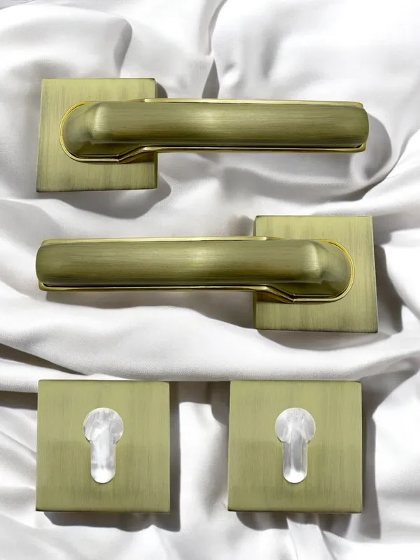 Gold_Finish_Lock_with_Key_and_Knob_Rose_59