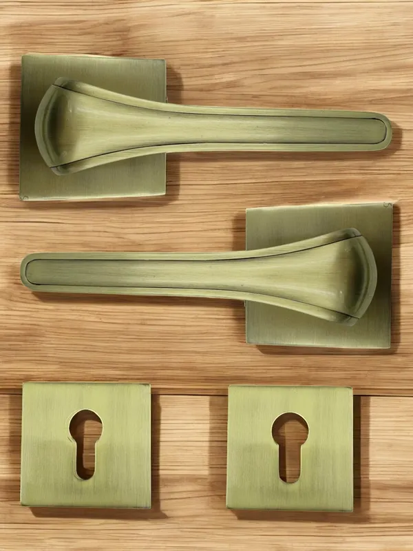 Gold_Finish_Lock_with_Key_and_Knob_Rose_54