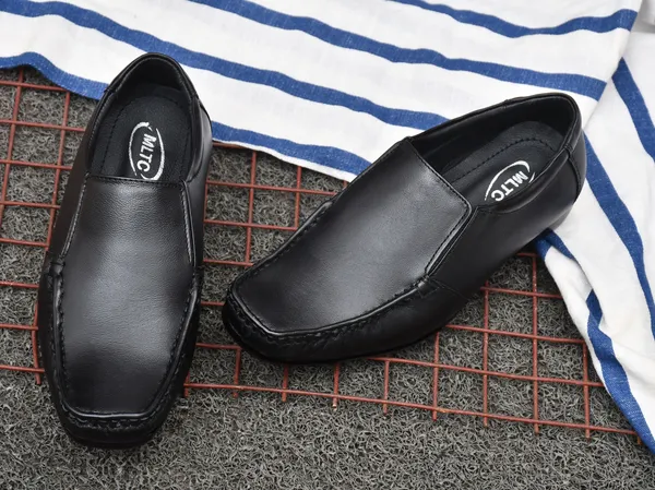 Black_Leather_Casual_Regular_Fit_Solid_Loafers_For_Men