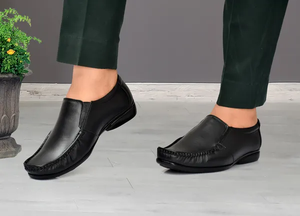 Black_Leather_Casual_Regular_Fit_Solid_Loafers_For_Men