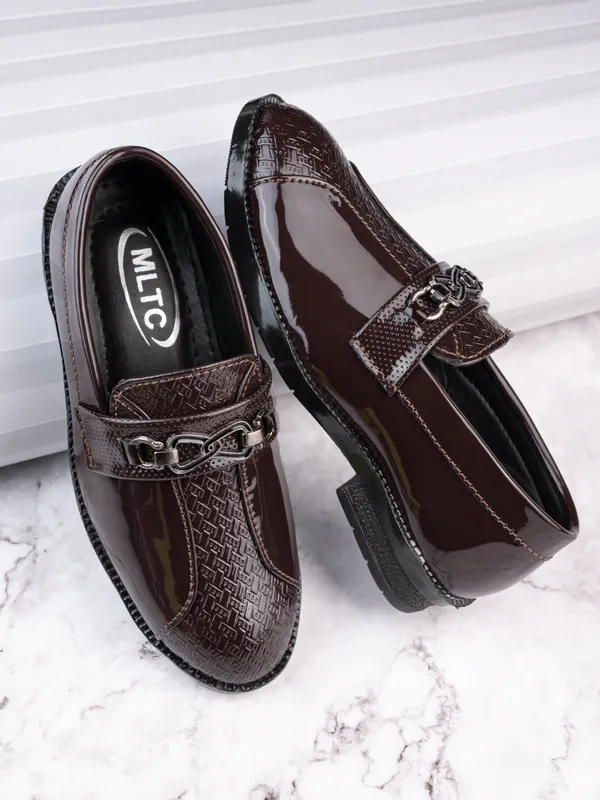 Dark_Brown_Patent_Leather_Designer_Chain_Loafers_For_Boys