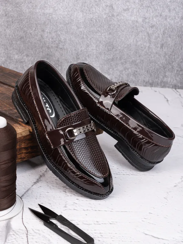 Royal_Brown_Patent_Leather_Textured_Chain_Loafers_For_Boys