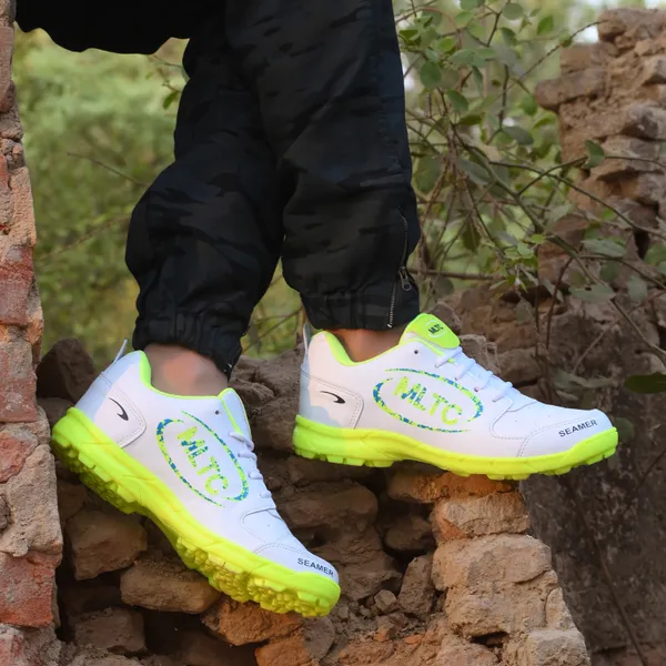 Green_&_White_Extra_Comfortable_And_Lightweight_Sports_Shoes_/_Cricket_Shoes
