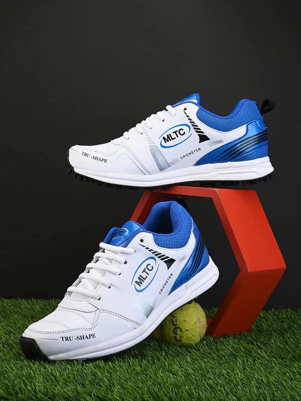 Blue_&_White_Lightweight_And_Breathable_Sports_Shoes_/_Cricket_Shoes