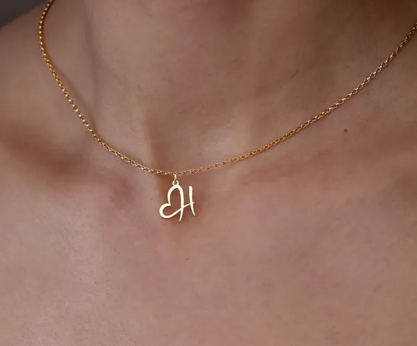 Cursive_Initial_Heart_Pendant_Name_Necklace