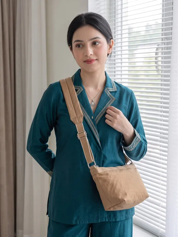 Minimalist_Dusty_Brown_Crossbody_Bag_Sling_&_Nylon_Shoulder_Bag