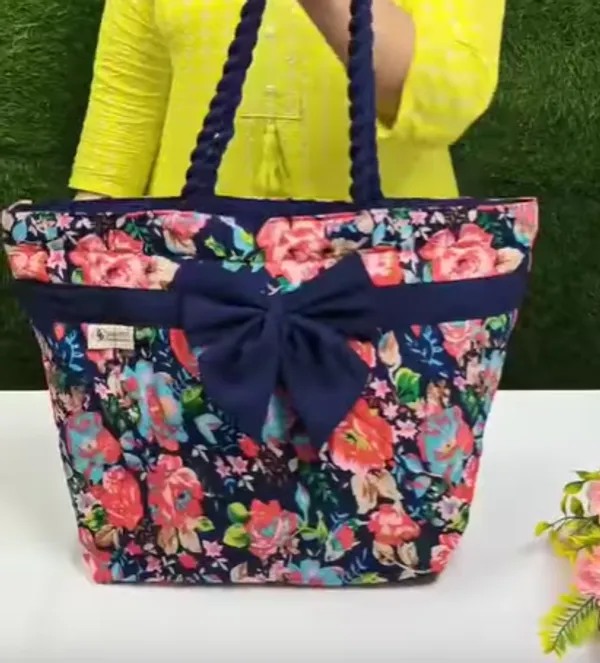 Multicolor_Fabric_&_Metal_Bow_Lunch_Storage_Bag_(10_Litres)