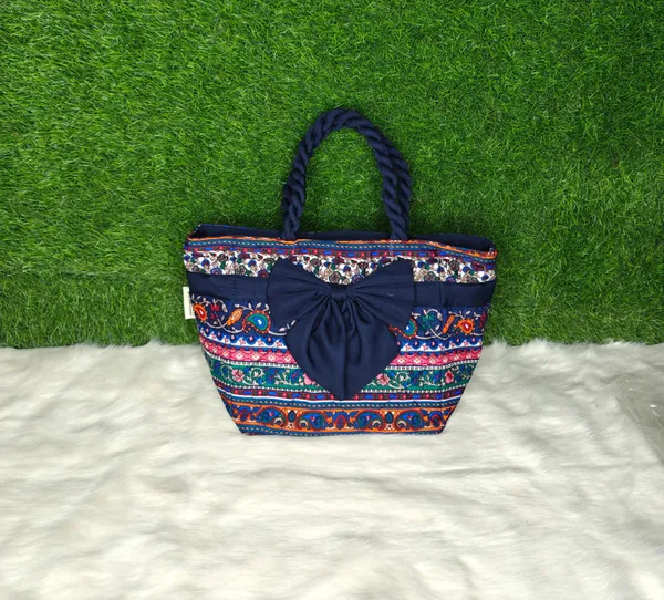 Multicolor_Fabric_&_Metal_Bow_Lunch_Storage_Bag_(10_Litres)