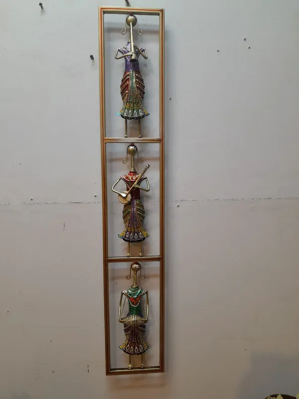 Metal_Build_|_Ladies_Sardar_Wall_Frame_B_|_Water_Resistant