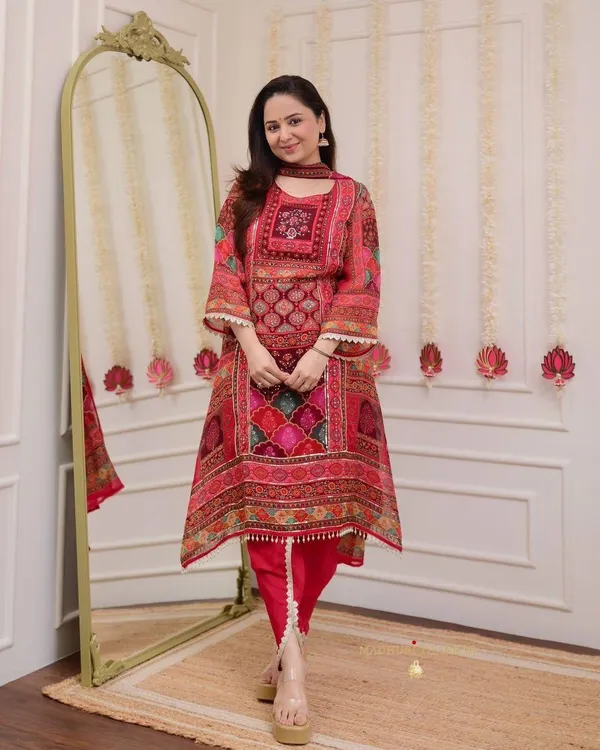 RED_These_pure_Chinnon_Suit_Sets_are_beautifully__
