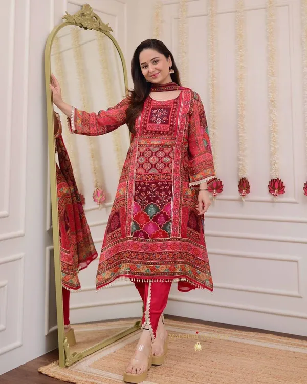 RED_These_pure_Chinnon_Suit_Sets_are_beautifully__