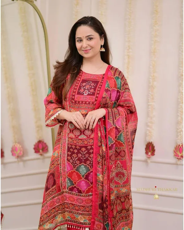 RED_These_pure_Chinnon_Suit_Sets_are_beautifully__