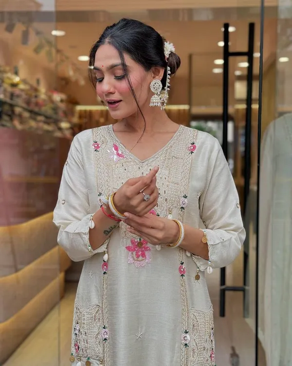 WHITE_beautifully_Crafted_Pure_Roman_Silk_Suits_
