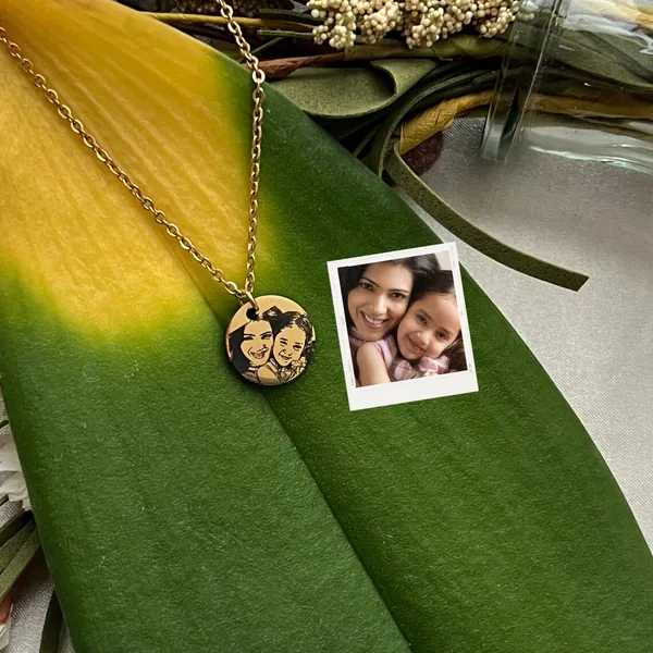 Customizable_Photo_Engraved_Anti_Tarnish_Necklace_with_Name_Engraved_at_the back,_Custom_Gift_for_Loved_Ones