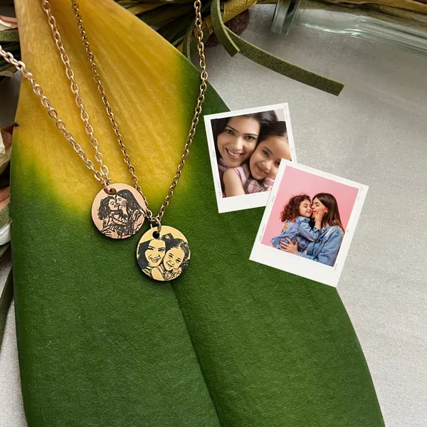 Customizable_Photo_Engraved_Anti_Tarnish_Necklace_with_Name_Engraved_at_the back,_Custom_Gift_for_Loved_Ones