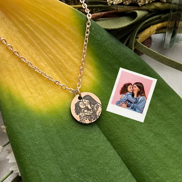 Customizable_Photo_Engraved_Anti_Tarnish_Necklace_with_Name_Engraved_at_the back,_Custom_Gift_for_Loved_Ones