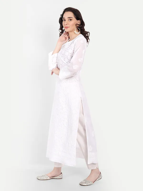 Pristine_White_Chikankari_Hand_Embroidered_Applique_Work_Kurta_Cotton