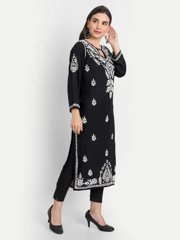 Pristine_White_Lucknow_Chikankari_Hand_Embroidered_Kurta_Cotton