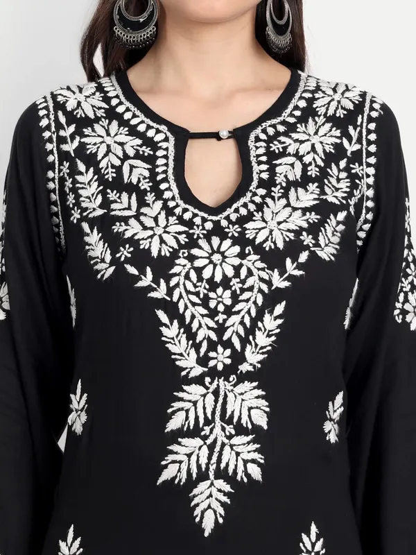 Pristine_White_Lucknow_Chikankari_Hand_Embroidered_Kurta_Cotton