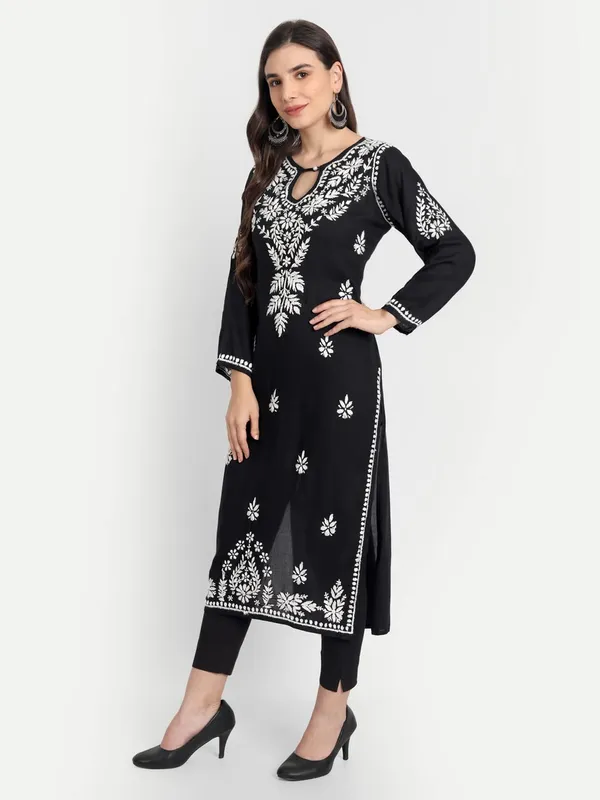 Pristine_White_Lucknow_Chikankari_Hand_Embroidered_Kurta_Cotton