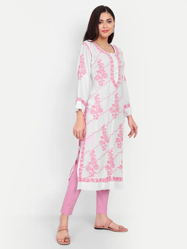 Lucknow_Chikankari_Hand_Embroidered_kurta_Women_Modal_Cotton