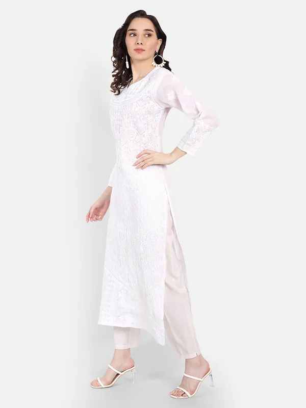 Pristine_White_Chikankari_All_Over_Hand_Embroidered_Applique_Work_Long_Kurti_Cotton