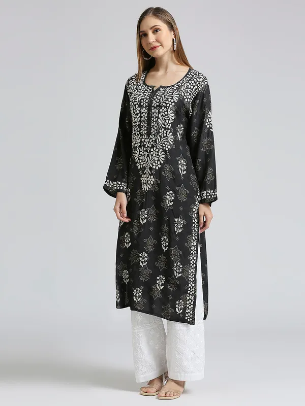 indiankala4u_Lucknow_Chikankari_Hand_Embroidered_Kurta_for_Women_Muslin
