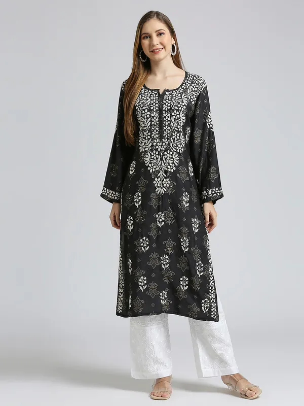 indiankala4u_Lucknow_Chikankari_Hand_Embroidered_Kurta_for_Women_Muslin