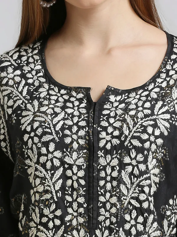 indiankala4u_Lucknow_Chikankari_Hand_Embroidered_Kurta_for_Women_Muslin