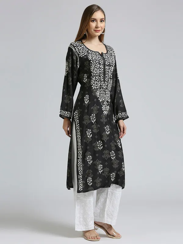 indiankala4u_Lucknow_Chikankari_Hand_Embroidered_Kurta_for_Women_Muslin