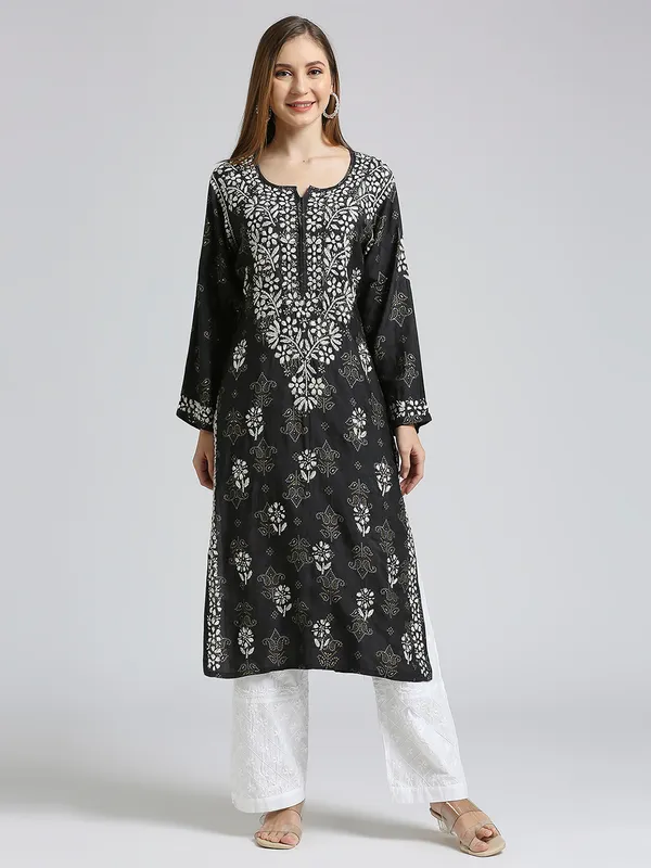indiankala4u_Lucknow_Chikankari_Hand_Embroidered_Kurta_for_Women_Muslin